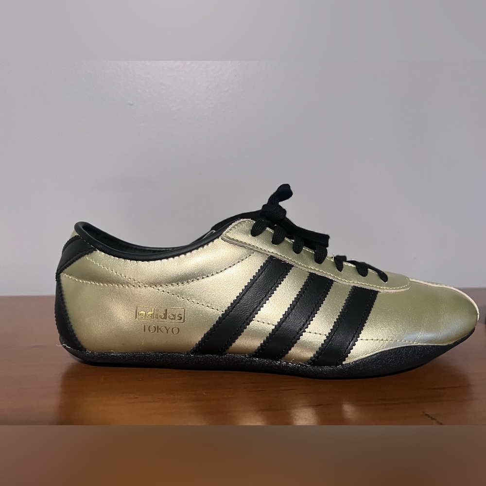 Authentic Women’s ADIDAS Low Profile Retro Shoes. Size 10. Excellent Condition.